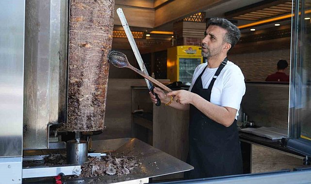 Muş'ta döner ustaları 60 dereceyi bulan sıcaklıkta mesai yapıyor