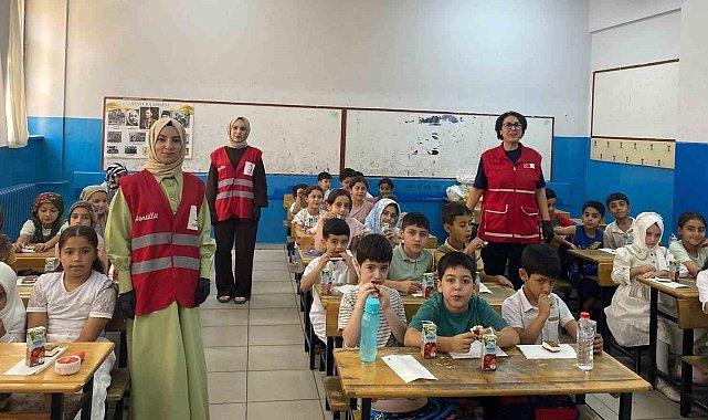 Muş'ta Kızılay ekiplerinden öğrencilere ikram