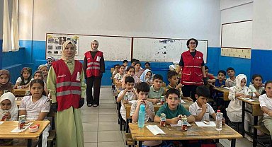 Muş'ta Kızılay ekiplerinden öğrencilere ikram