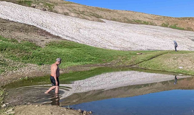Muş'un Kurtik Dağı'nda yaz mevsiminde eşsiz kar manzarası