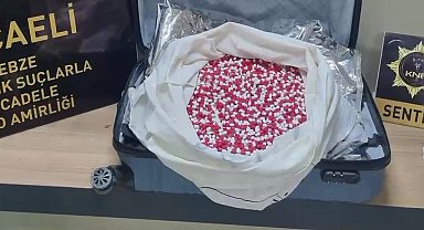 Narkotik köpeği valizde 21 bin sentetik ecza buldu