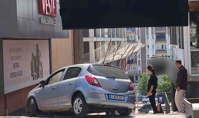 Navigasyon yanıltınca otomobil merdivenlere çıktı, faciadan dönüldü