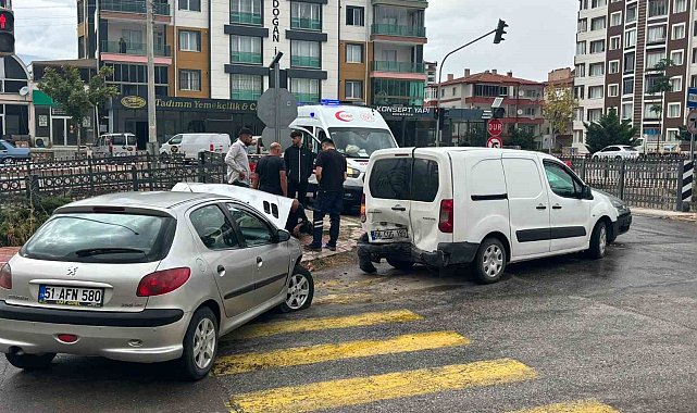 Niğde'de 3 araç birbirine girdi: 1 yaralı