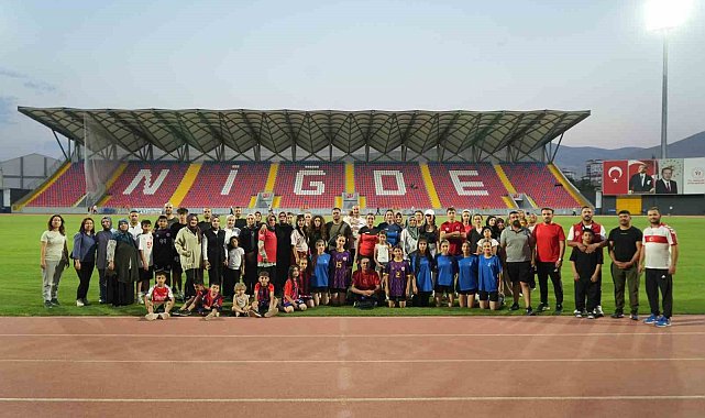 Niğde'de sağlıklı yaşam için 7'den 70'e herkes stadyumda buluşuyor