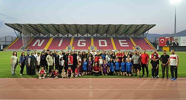 Niğde'de sağlıklı yaşam için 7'den 70'e herkes stadyumda buluşuyor