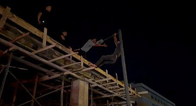 Ödemesini alamayan işçi, elektrik direğine çıktı