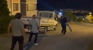 Oğluna mesaj attığını iddia ettiği genci sokak ortasında darp etti