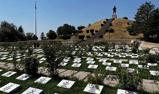 Öğrenciler 510 şehit mezarının taşını okul atölyesinde yapıp mezarları yenilediler