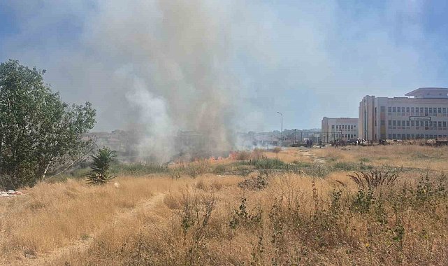 Okul ile sağlık ocağı arasındaki otluk arazideki yangın itfaiye ekiplerince büyümeden söndürüldü