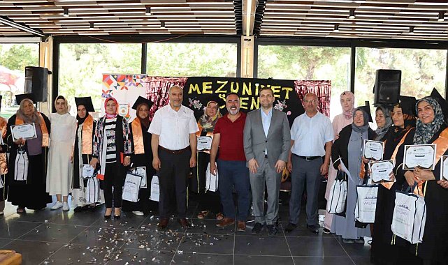 Okuma yazma öğrenen anneler mezuniyet sevinci yaşadı