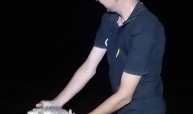 Oltasına takılan yavru sazanı "Büyü de gel" diyerek tekrar suya bıraktı