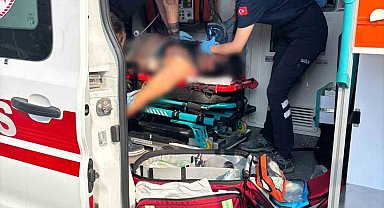 Önce servis aracına ardından tıra çarpan motosiklet sürücüsü ağır yaralandı