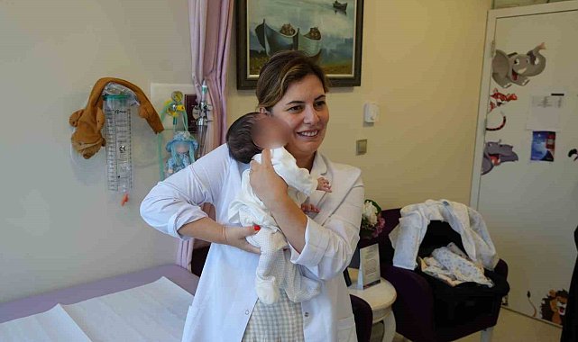 Organları dışarıda doğan bebek, Samsun'da hayata tutundu