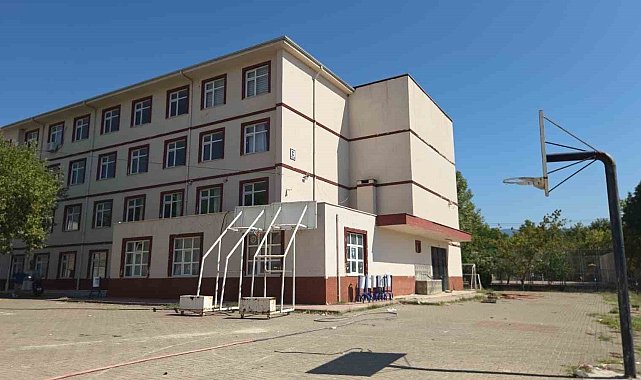 Orhangazi'deki meslek lisesinin yıkımına başlandı