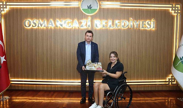 Osmangazi'nin başarılı pilotu kupayı başkan Aydın'la paylaştı