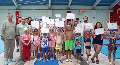 Osmangazi'de geleceğin yüzücüleri sertifikalarını aldı