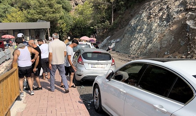 Osmaniye'de korkulukları kıran otomobil alt otoparka düştü: 5 yaralı