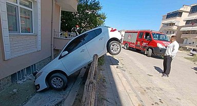 Otomobil bahçe duvarına asılı kaldı