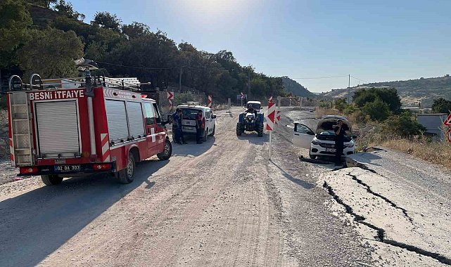 Otomobil, heyelanda yükselen asfalta çarptı