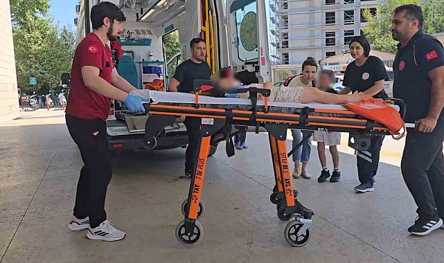 Otomobil motosikletle çarpıştı: 2'si çocuk 3 yaralı