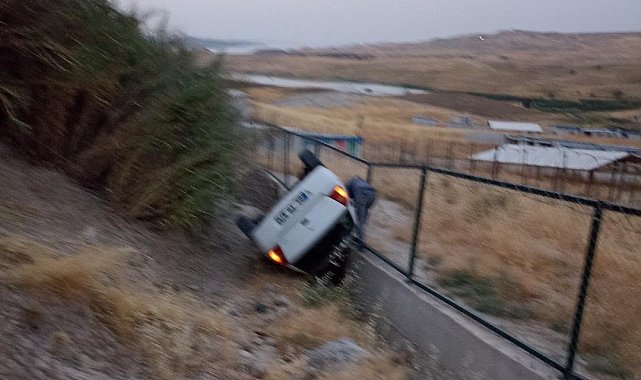 Otomobil şarampole yuvarlandı