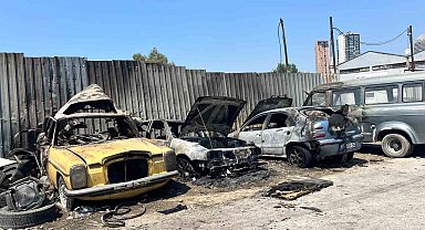 Otomobil yangını diğer araçlara sıçradı: 4 araç küle döndü