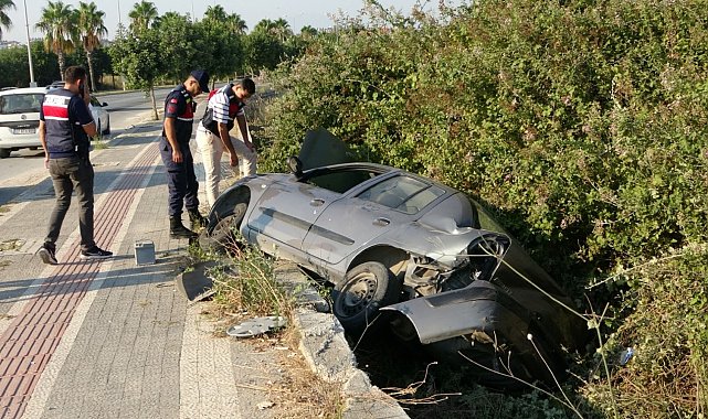 Otomobil yayaya çarpıp şarampole devrildi