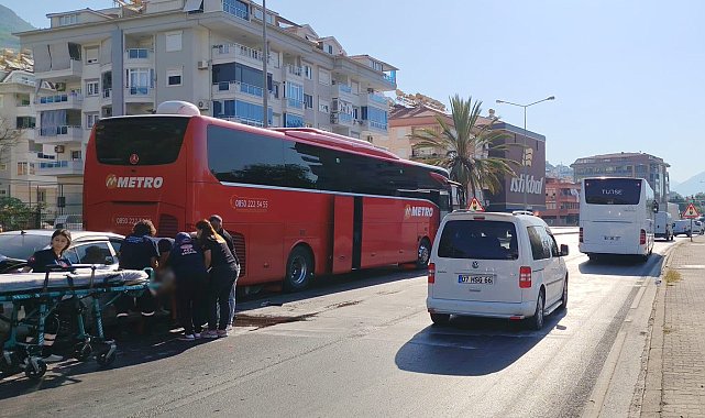 Otomobil yolcu otobüsüne çarptı: 1 yaralı
