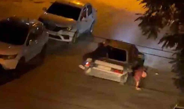 Otomobilden düşen genç altında ezilmekten son anda kurtuldu