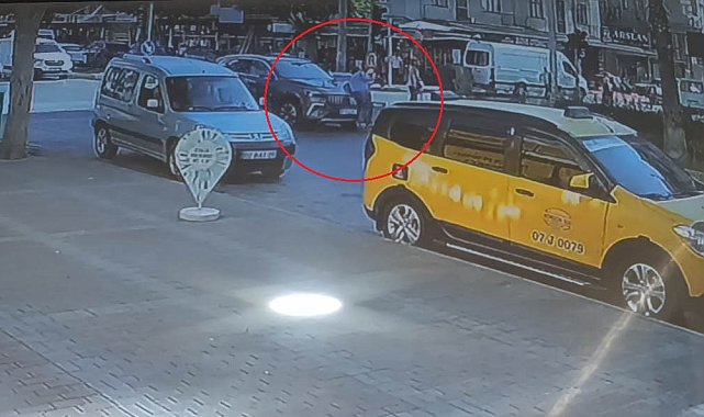 Otomobilin çarptığı kadın metrelerce savruldu
