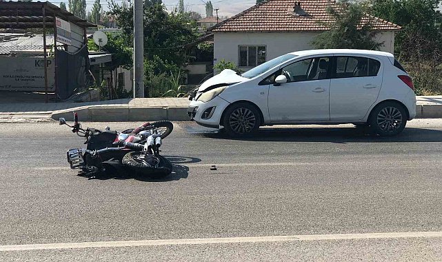 Otomobilin çarptığı motosikletin sürücüsü ağır yaralandı