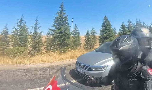Otomobilin motosikleti sağından tehlikeli geçişi kask kamerasına yansıdı