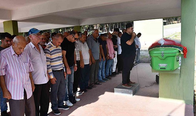 Otomobilin tırın altına girdiği feci kazada can veren Ecem gelinliğiyle son yolculuğuna uğurlandı