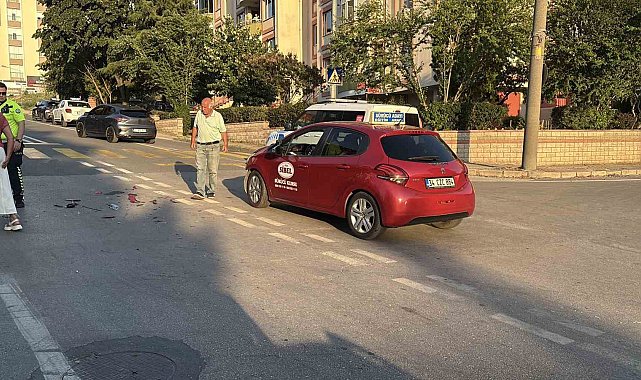 Otomobille çarpışıp savrulan motosiklet başka bir araca çarptı: 2 yaralı