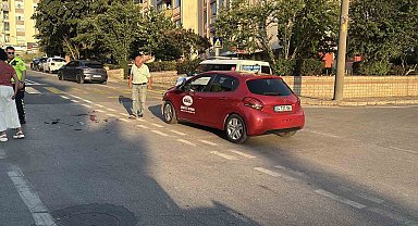 Otomobille çarpışıp savrulan motosiklet başka bir araca çarptı: 2 yaralı