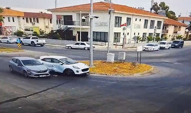 Otomobiller kavşakta çarpıştı, kaza anı güvenlik kamerasına yansıdı:1 yaralı