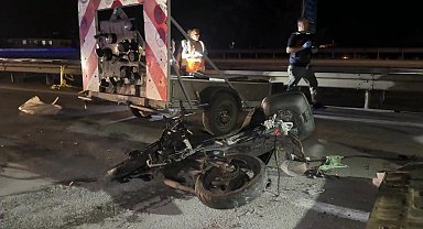 Otoyolda ikaz römorkuna çarpan motosikletli hayatını kaybetti