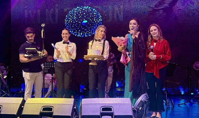 Öykü Gürman'dan Bodrum'da unutulmaz konser, sahnede doğum günü sürprizi