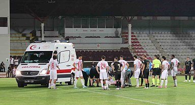Oyuna girdi 1 dakika sonra ayağı burkuldu: Sahaya ambulans girdi