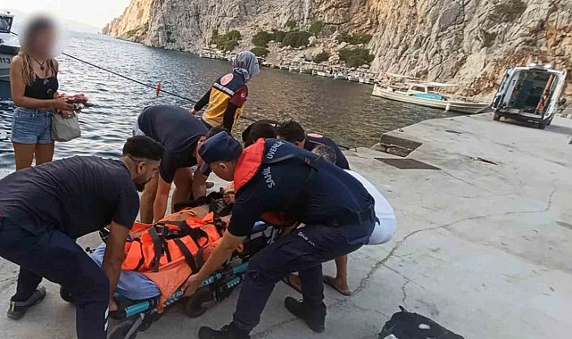 Özel teknede yaralanan vatandaşı Sahil Güvenlik ekipleri botla denizden tahliye etti