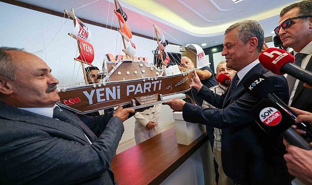 Özgür Özel, YENİ Parti Genel Merkezi'nde fidan dikti