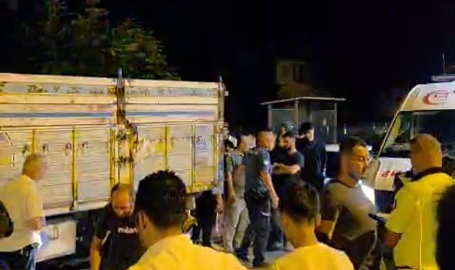 Park halindeki kamyonete çarpan motosiklet sürücüsü hayatını kaybetti