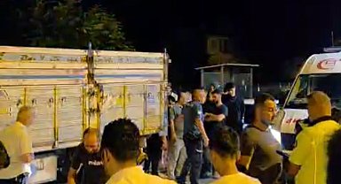 Park halindeki kamyonete çarpan motosiklet sürücüsü hayatını kaybetti
