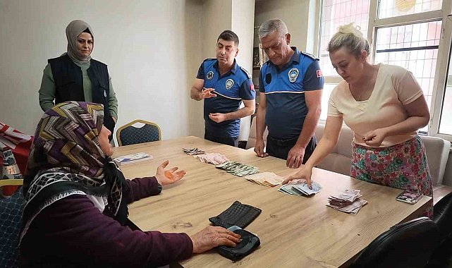 Parkta dilenen yaşlı kadının üzerinden deste deste para çıktı