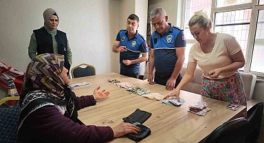 Parkta dilenen yaşlı kadının üzerinden deste deste para çıktı