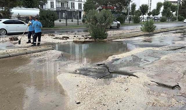 Patlayan su hattı yolu çökertti: Otomobil çukura düştü