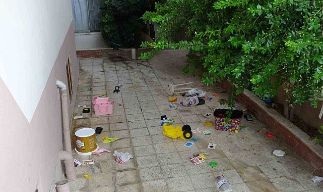 Penceredeki küçük çocuk mahalleliye panik yaşattı