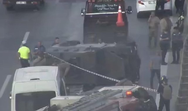 Pendik'te zincirleme kazaya karışan polis aracı takla attı: 3 yaralı