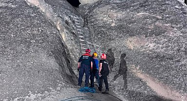 Peribacasının tepesinde mahsur kalan turisti AFAD ekipleri kurtardı