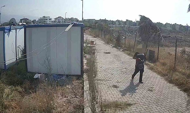 Pes dedirten rahatlıkla konteyner kenti soyan hırsızlar kameraya yakalandı